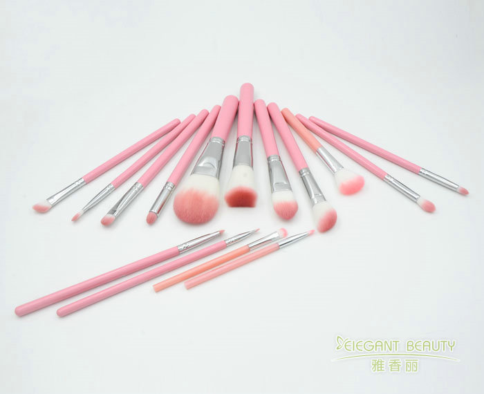 针对不同化妆技巧，应如何选择适合的草莓视频无限观看型号和大小？