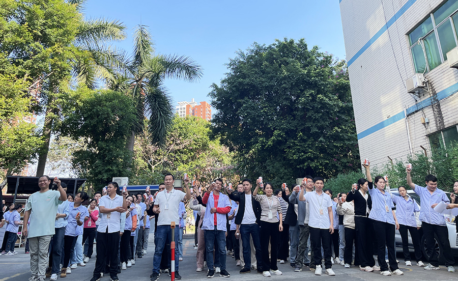 ”聚力同行 绳彩飞扬“~拔河比赛在草莓视频免费版下载人的一声声呐喊助威中圆满结束！